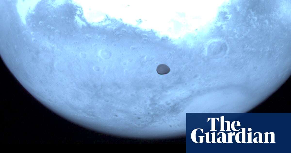 Passing probe captures images of mysterious Mars moon