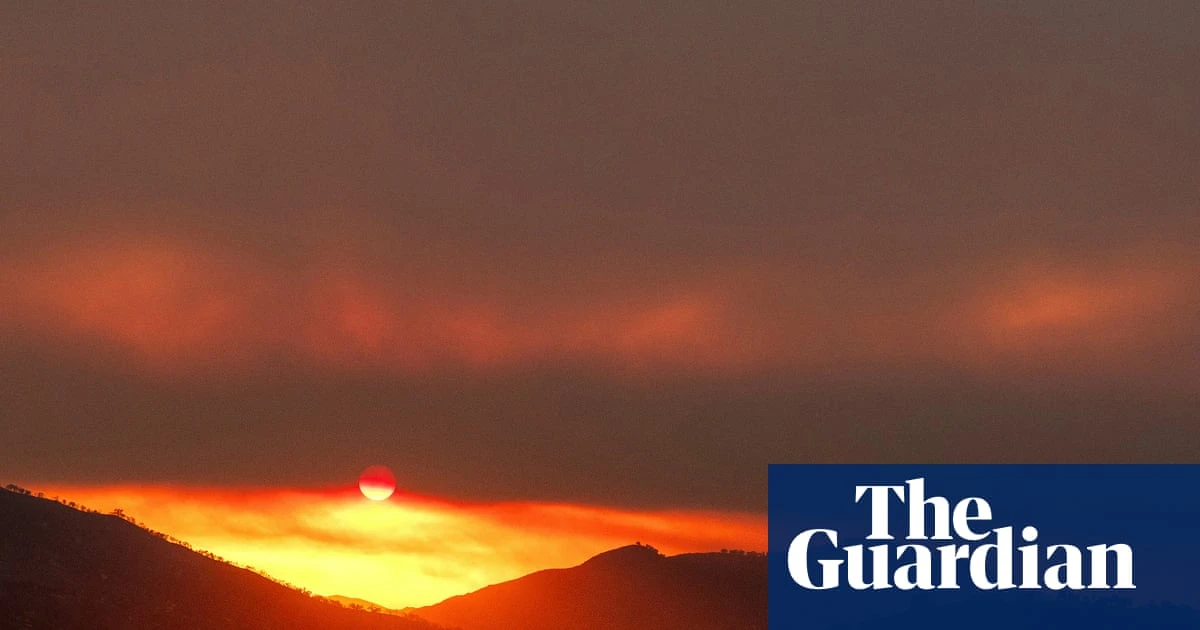 Colorado deploys more than 1,000 firefighters to battle two huge blazes