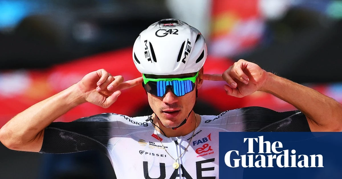 Juan Ayuso bounces back to claim first Vuelta stage win as Træen stays in red
