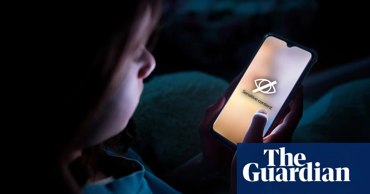 Children under six should avoid screen time, French medical experts say