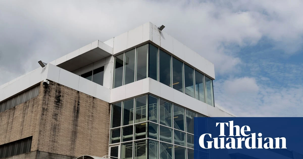 Ice is illegally detaining immigrants in a Portland field office, mayor says