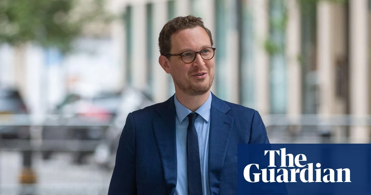 Keir Starmer shakes up No 10 operation with mini-reshuffle