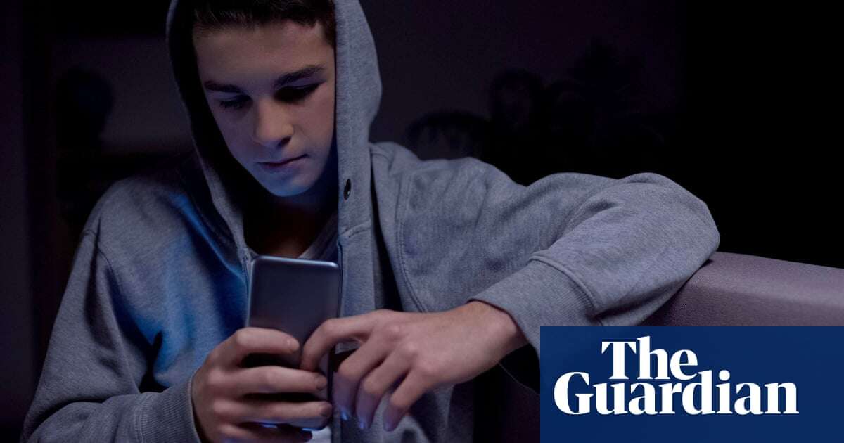 Ban smartphones for UK under-16s, urges Adolescence writer