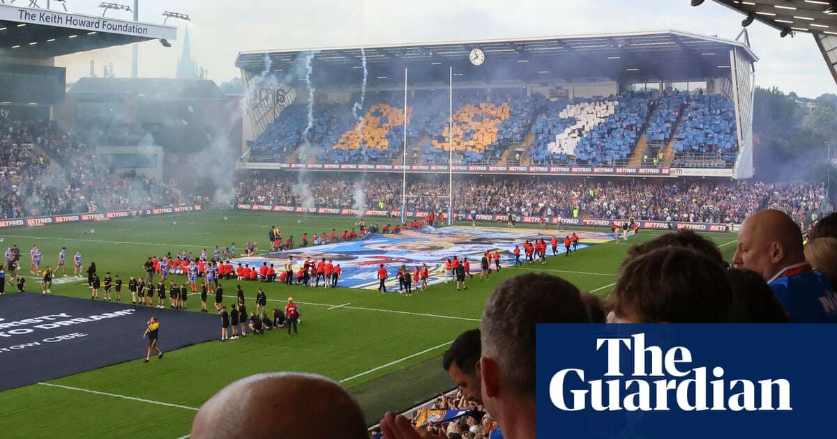 Leeds pay touching tributes to Rob Burrow before victory against Leigh