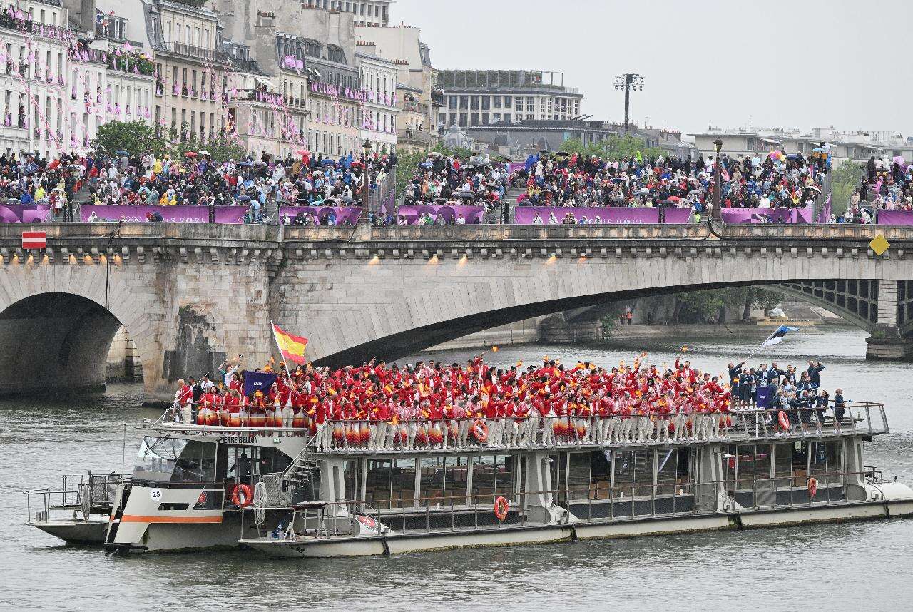 El equipo español pasea la bandera por el Río Sena: 