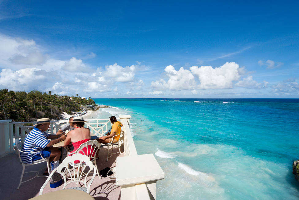 Van en familia de vacaciones al Caribe, entran a un bar, y alucinan por el famoso que se encuentran