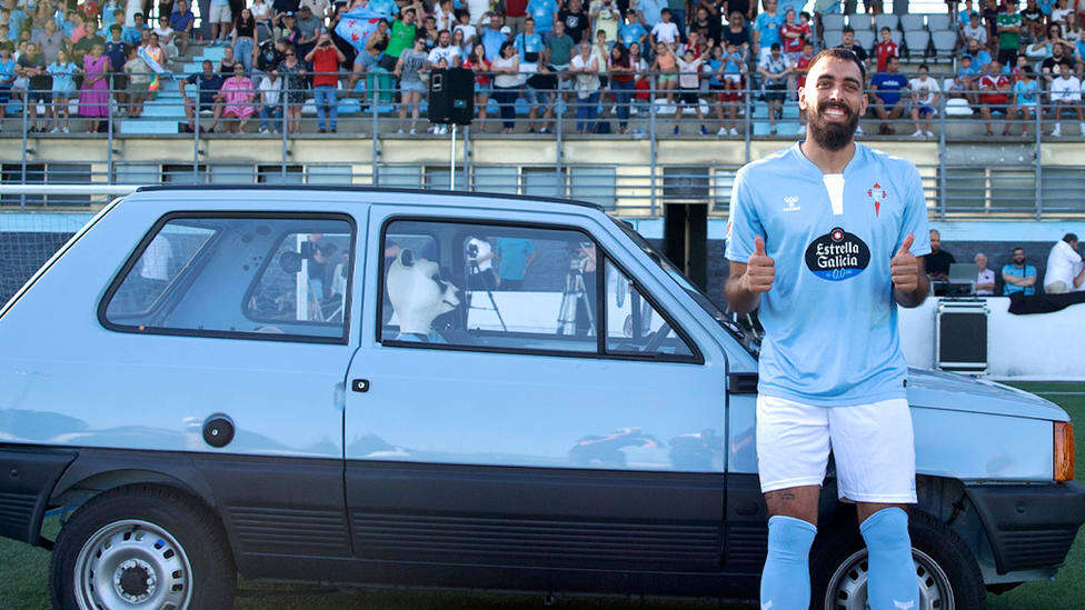 La presentación de Borja Iglesias con el Celta: llegada en un Seat Panda y la sorpresa con su abuela