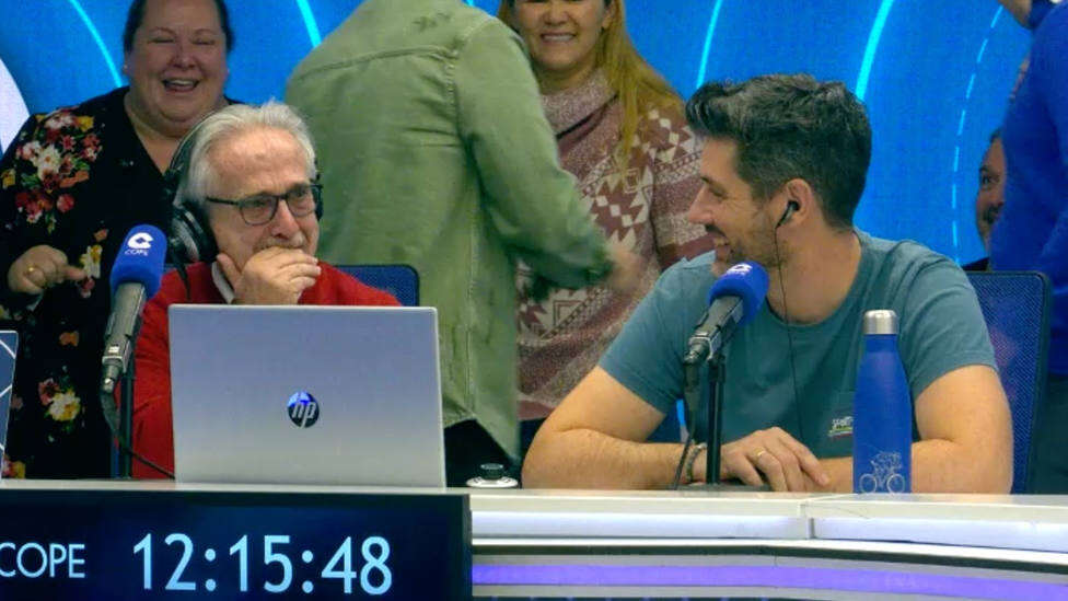 El emotivo adiós de Paco González a Antonio Bravo tras 40 años de radio