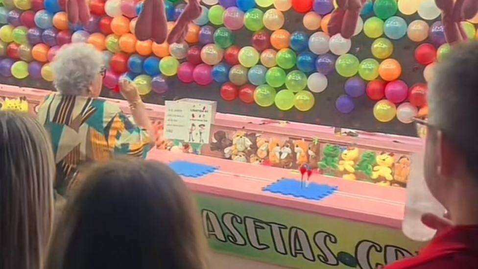 Llega a una feria en un barrio de Vigo y una abuela la lía con los globos por un premio: 