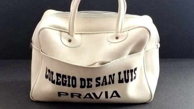 Una prenda de un internado de Asturias de los 70 es tendencia: este es el bolso de moda en redes