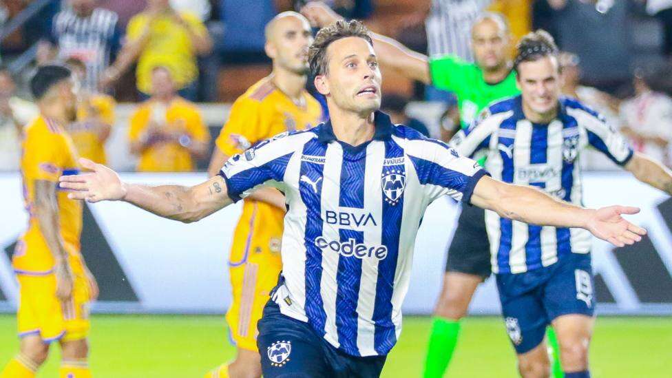 Canales desata la locura con su primer gol: de penalti en el 97 y ante el máximo rival