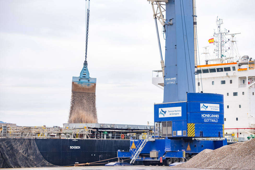 1,5 millones de toneladas de grava salen del puerto de Cartagena para un nuevo dique en Génova