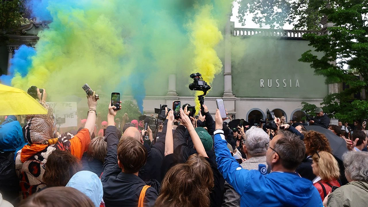 Biennale w Wenecji. „Krew jest sztuką Rosji!”