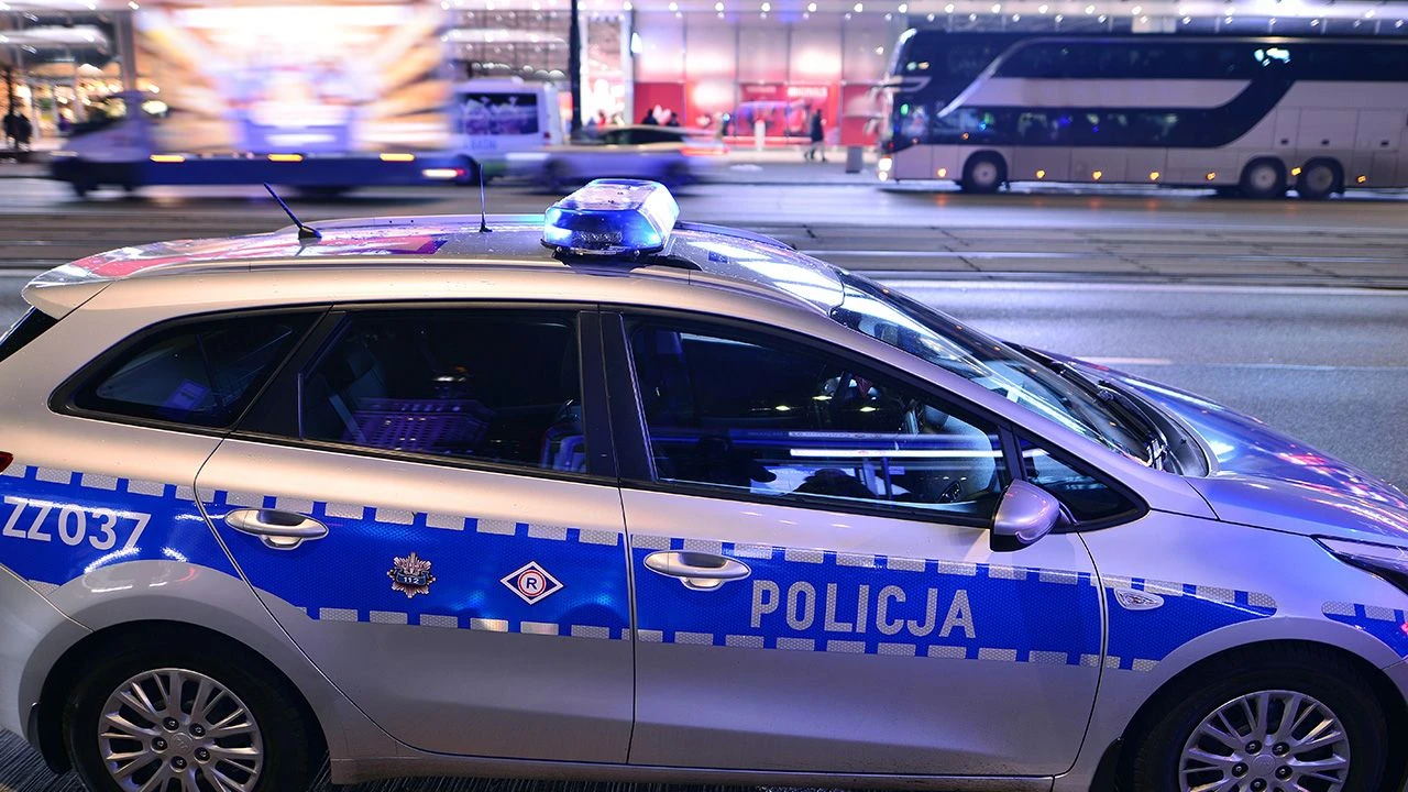 Wjechała autem prosto do hotelowego lobby. Mandat to najmniejszy problem