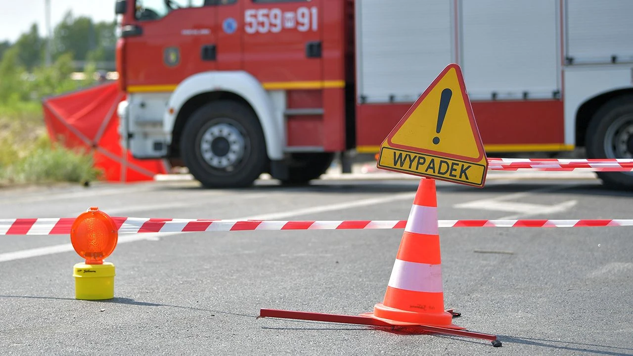 Tragiczny wypadek w Małopolce. Samochód osobowy wjechał w tira