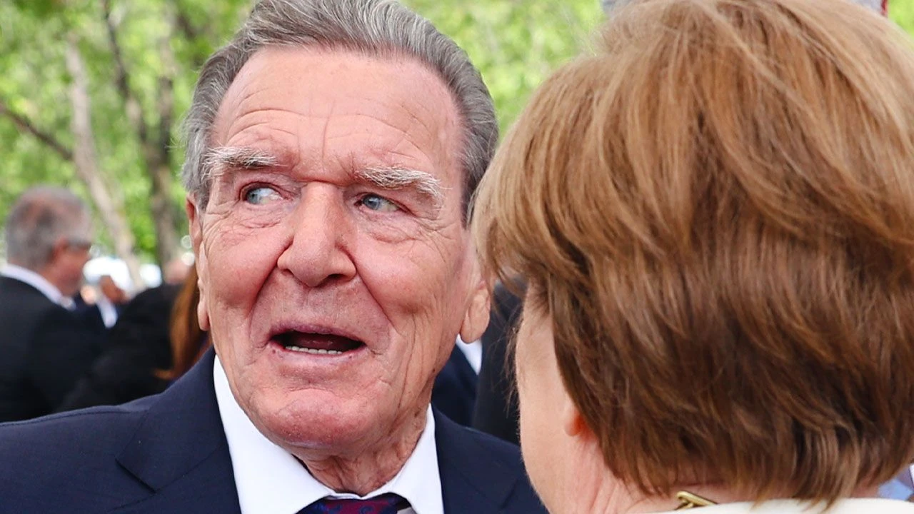 Schroeder nie dostanie pieniędzy. Bank zablokował rosyjskie przelewy