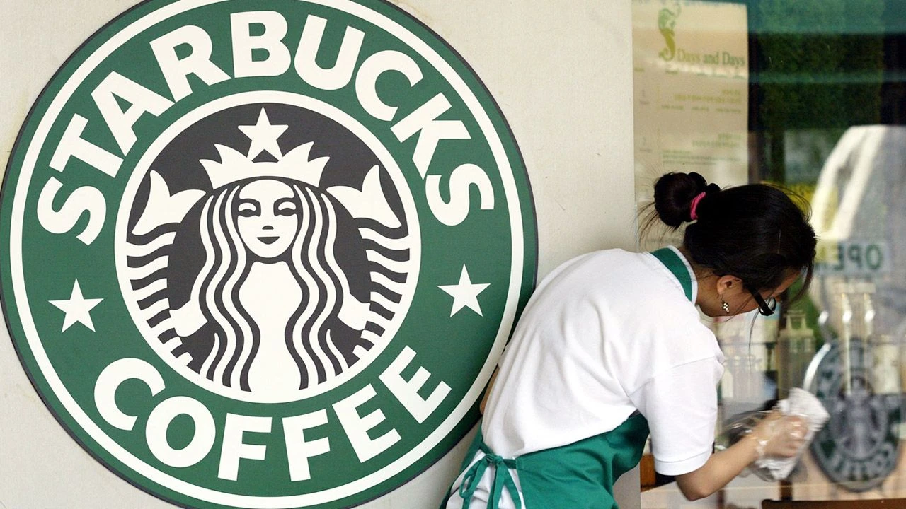 Pracownicy Starbucksa pozywają firmę. Poszło o nowy dress code