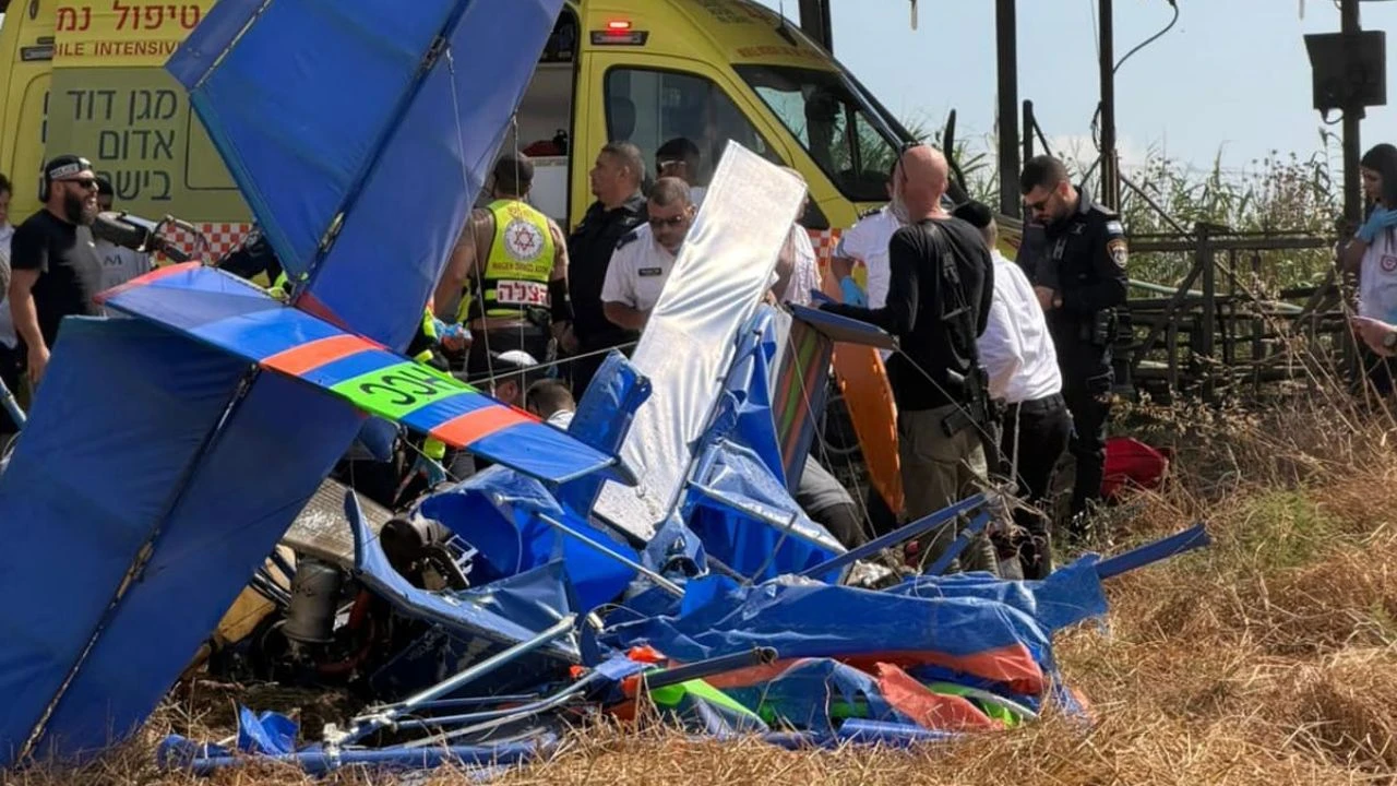 Samolot rozbił się na polu. Pilot i pasażer zmarli w szpitalu