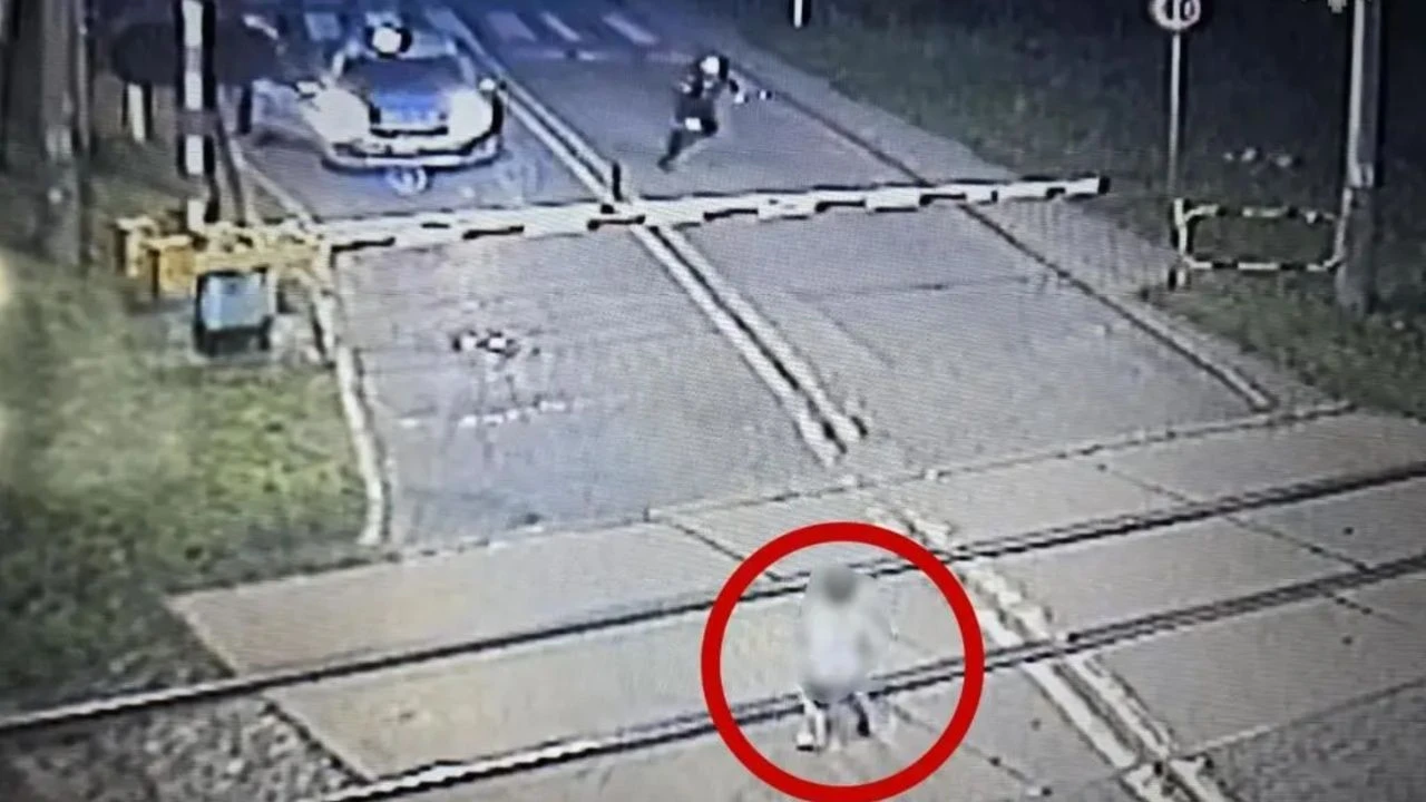 O krok od tragedii. Policjanci uratowali 6-latka z przejazdu kolejowego