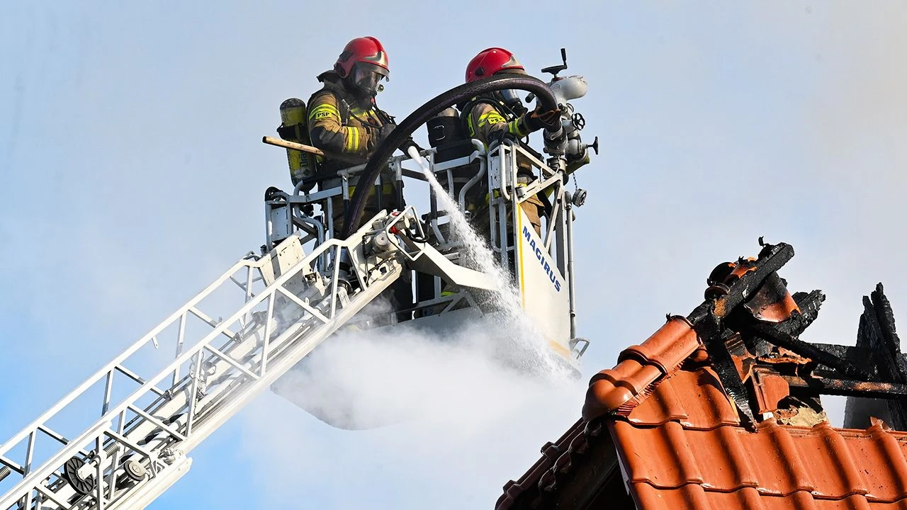 Pożar szeregowca na Mazowszu. Dwaj strażacy zostali ranni