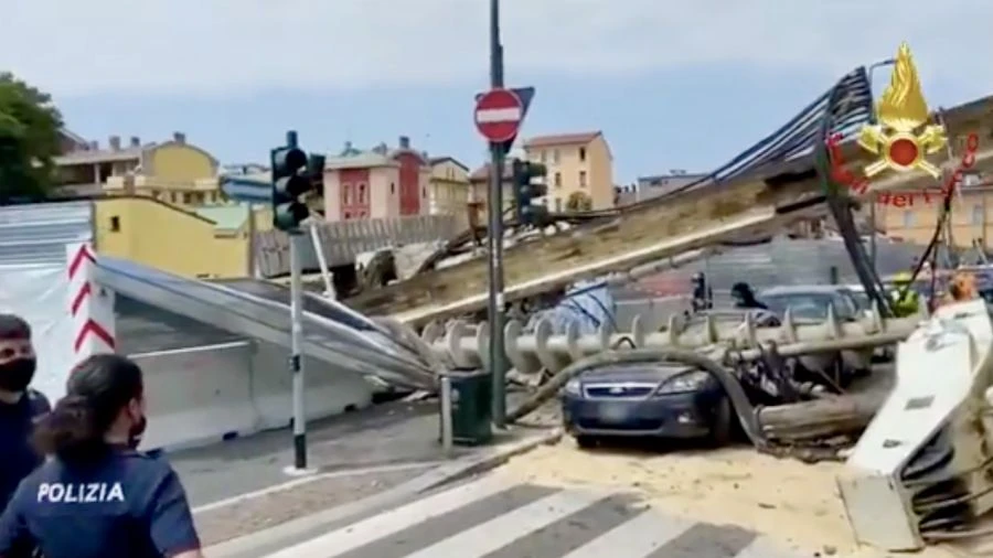 Na placu budowy runął ogromny świder. Zmiażdżył budynek i pojazdy [WIDEO]
