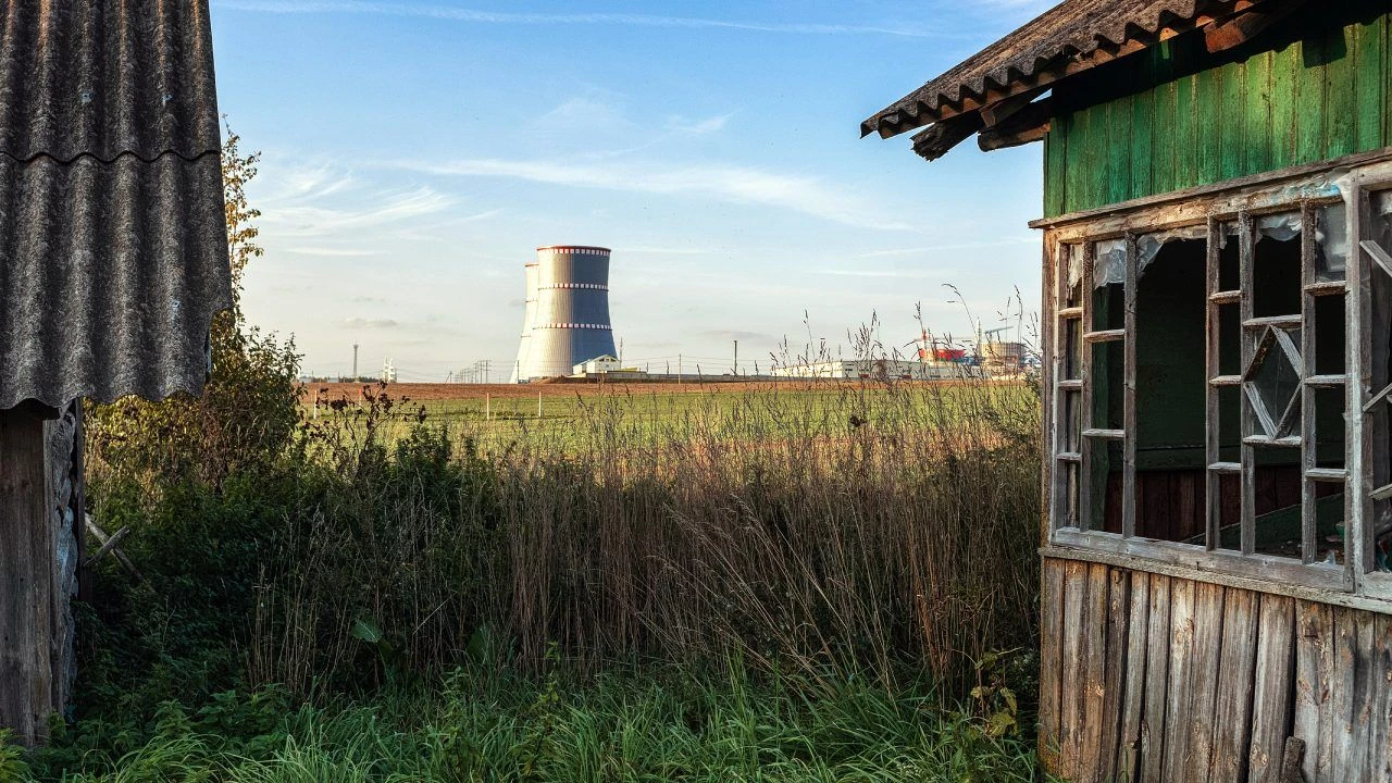 Para z białoruskiej elektrowni atomowej. 50 km od Wilna