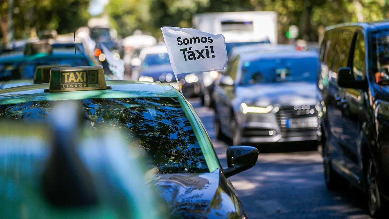 Taksówkarze kontra Uber, czyli waka o byt