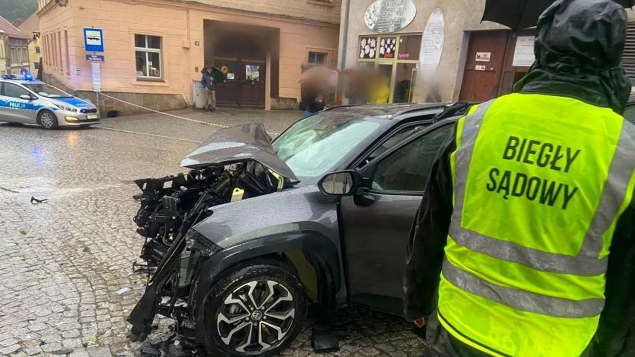 Samochód wjechał na chodnik. Dwie osoby nie żyją