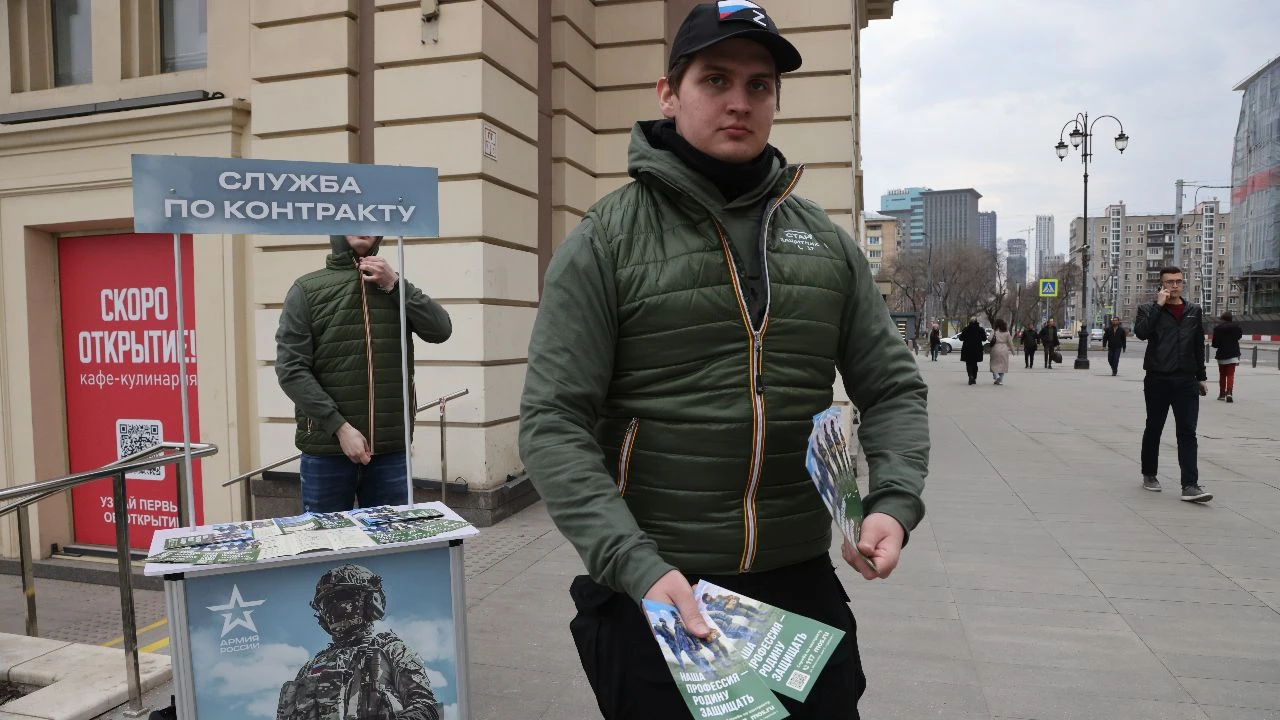 Kreml znalazł sposób, by „łowić” nowych rekrutów na wojnę. Przynosi efekty