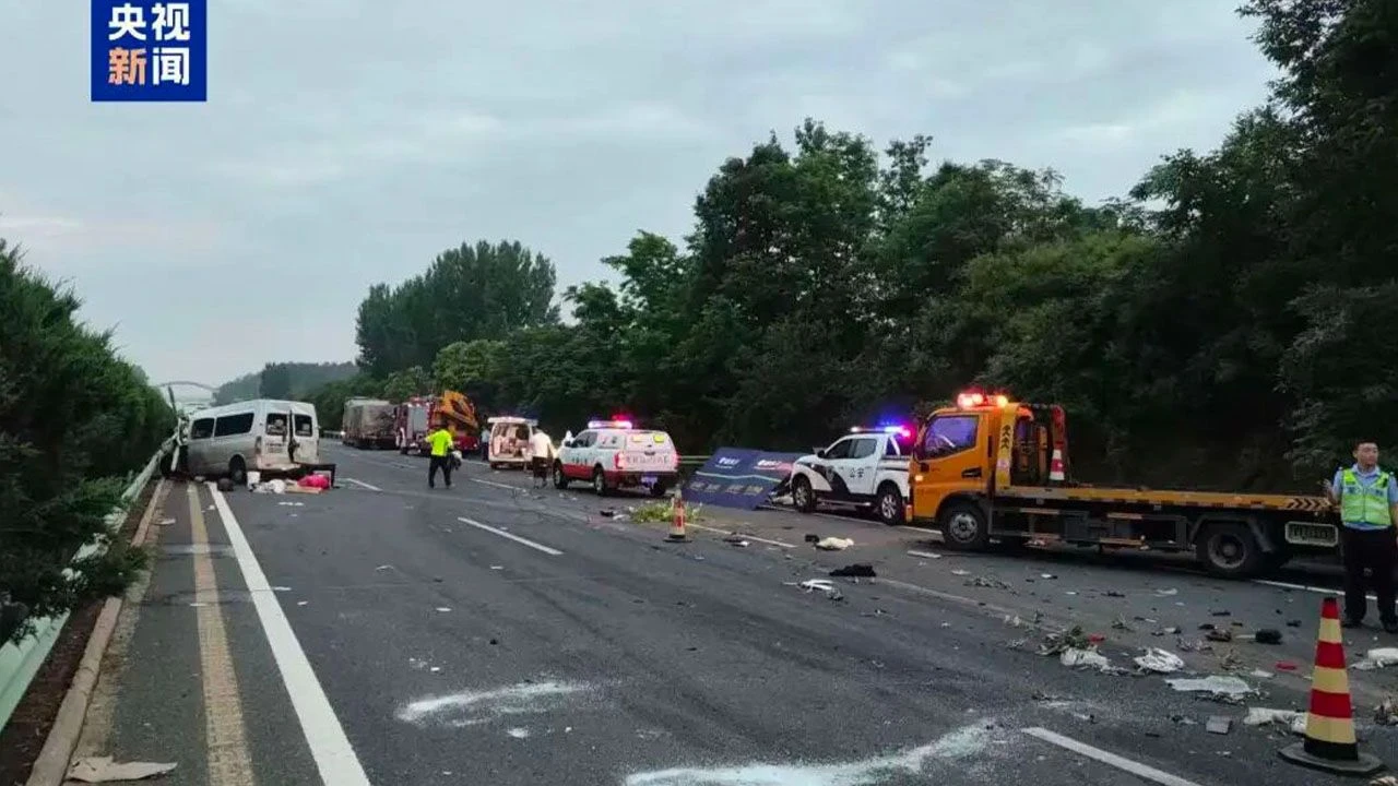 Przepełniony minibus uderzył w ciężarówkę. Nie żyje 13 osób