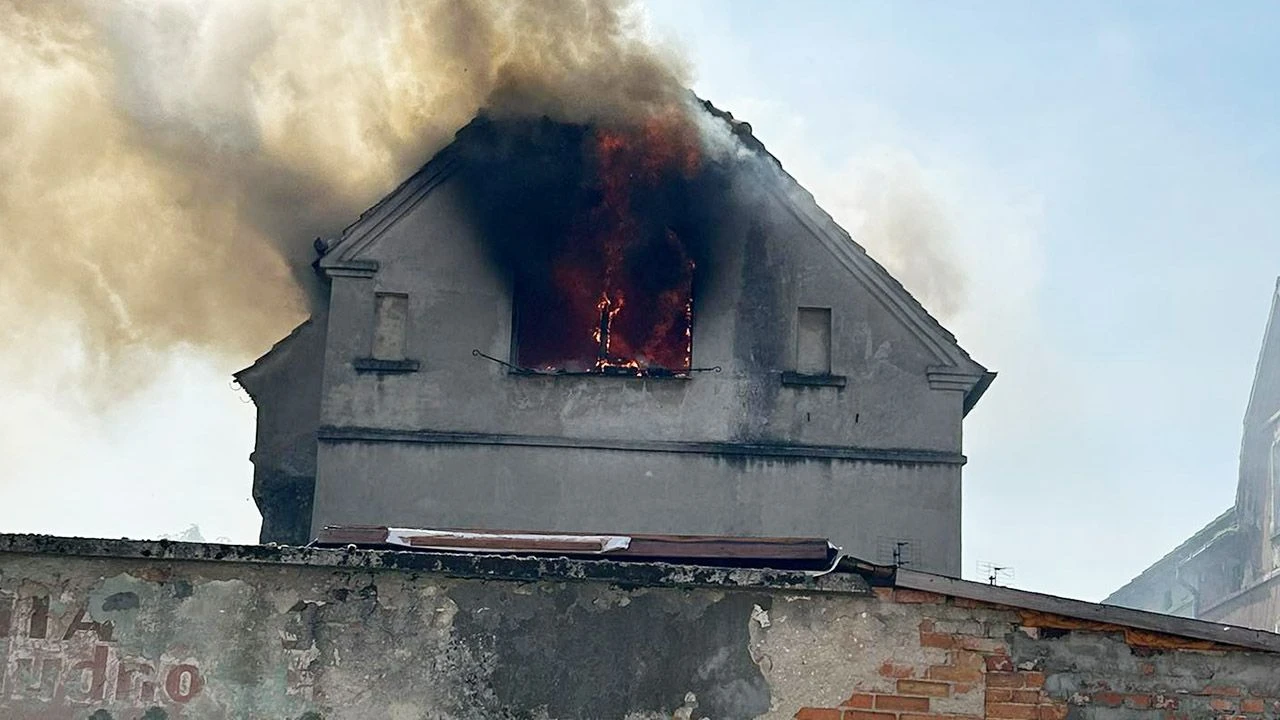 Pożar budynku w centrum miasta. Płonie jedna z kamienic