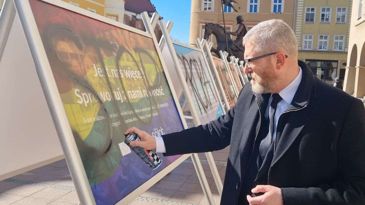 Grzegorz Braun zdewastował wystawę. „Stop propagandzie zboczeń”