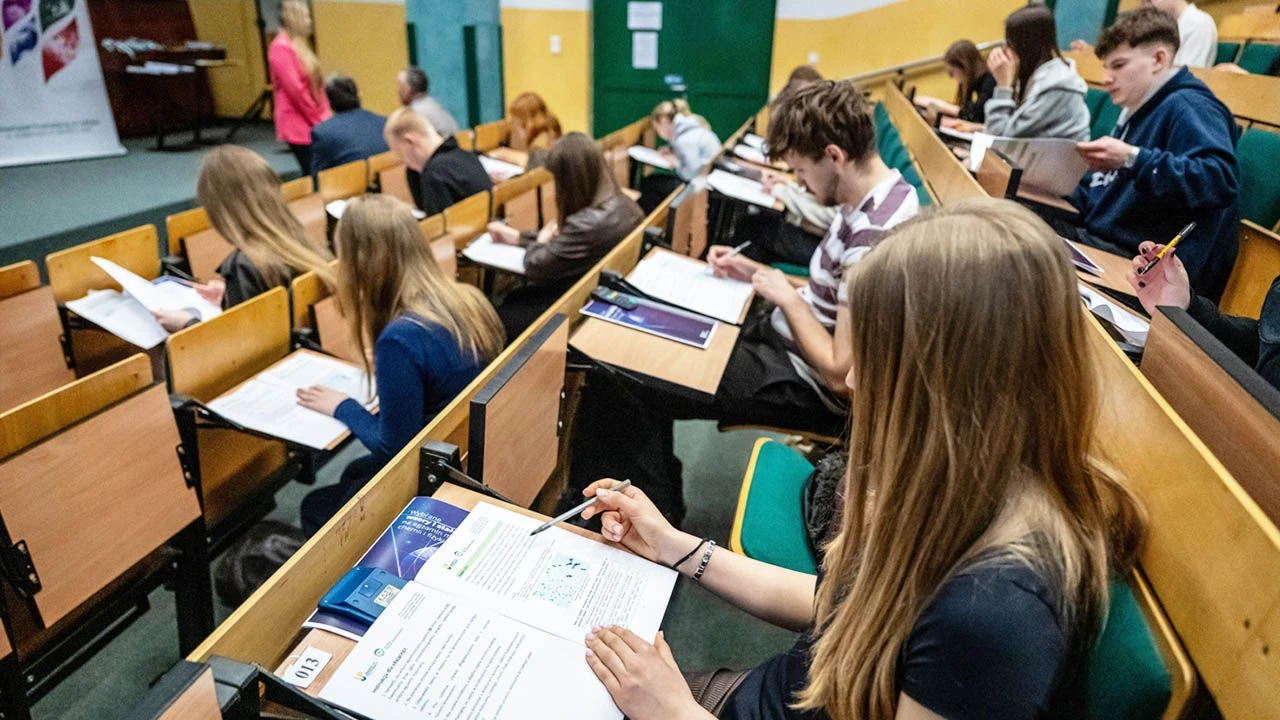 Brakuje chętnych do sprawdzania matur. Nauczycielom się to nie opłaca