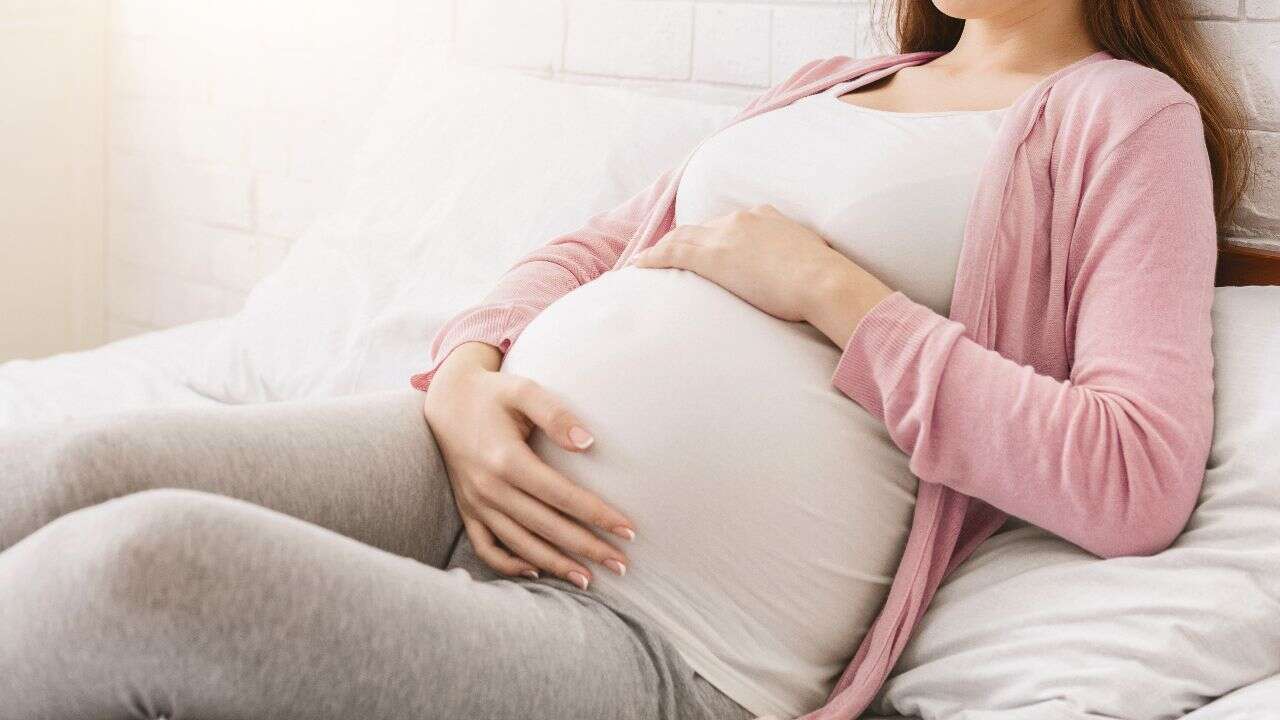 Śledź i czekolada. Skąd się biorą i co oznaczają ciążowe zachcianki?