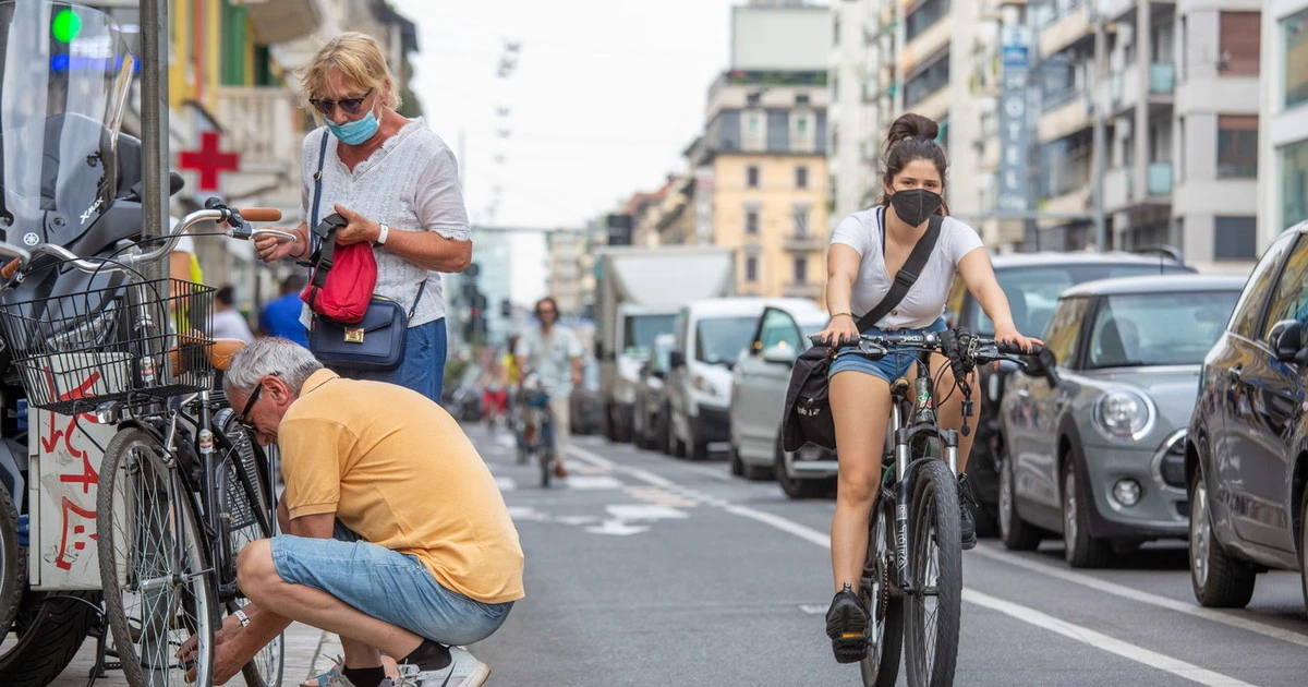 Milano, schiaffo di Beppe Sala ai commercianti: raddoppia la ciclabile di corso Buenos Aires