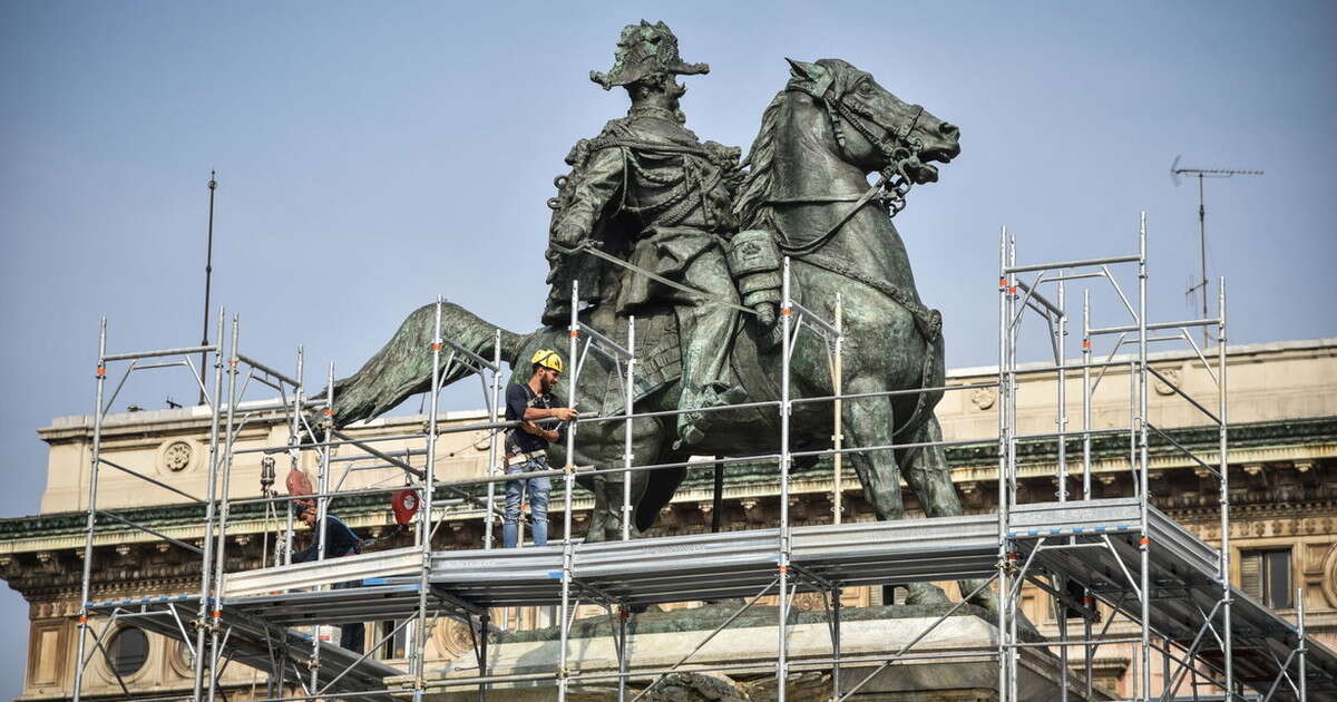 L'ultimo oltraggio: tiro a bersaglio contro Vittorio Emanuele in piazza Duomo, Milano allo sbando | Guarda