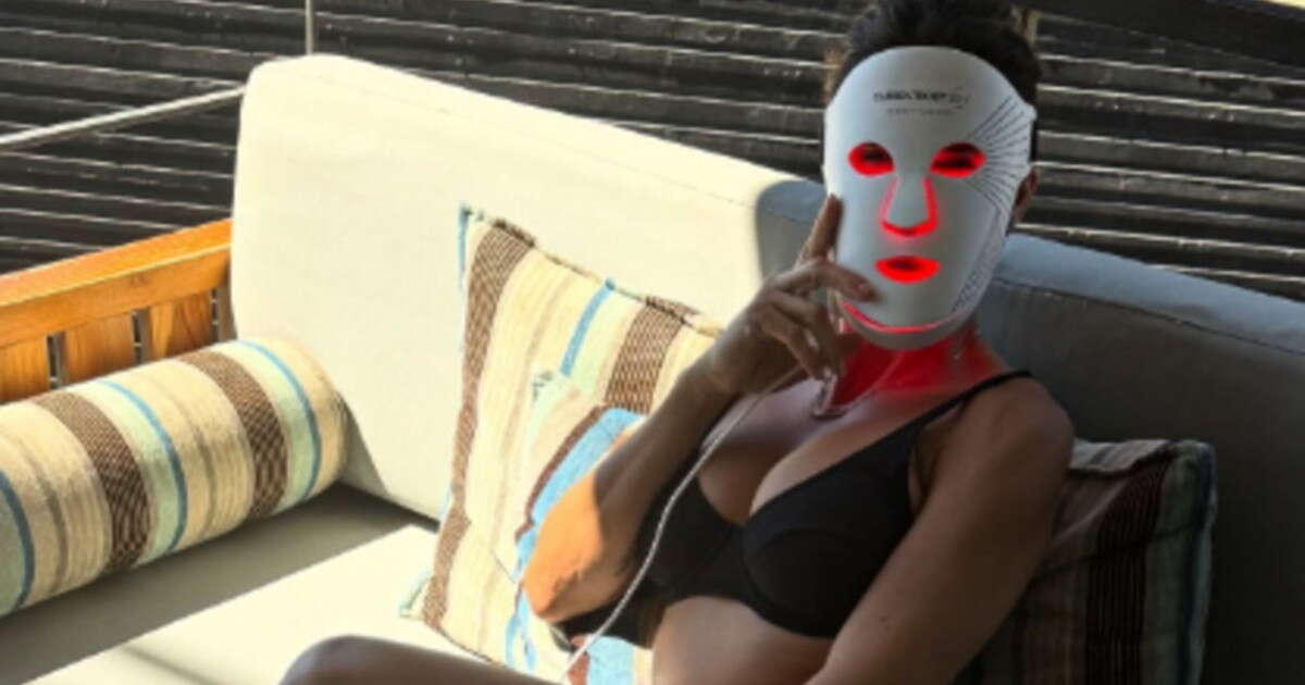 Maschera a infrarossi e bikini esplosivo: la riconoscete? Una foto esplosiva | Guarda