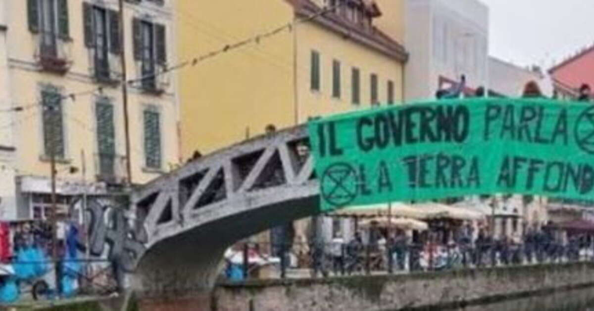 Eco-attivisti, l'assalto choc a Milano: come hanno ridotto il Naviglio | Guarda