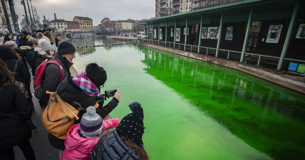Acqua verde, il sospetto sul liquido usato dagli eco-teppisti: si rischia un disastro