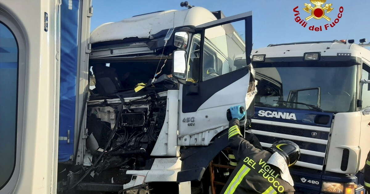 Alba tragica, inferno sull'autostrada A4: scontro mortale tra 4 tir, traffico in tilt