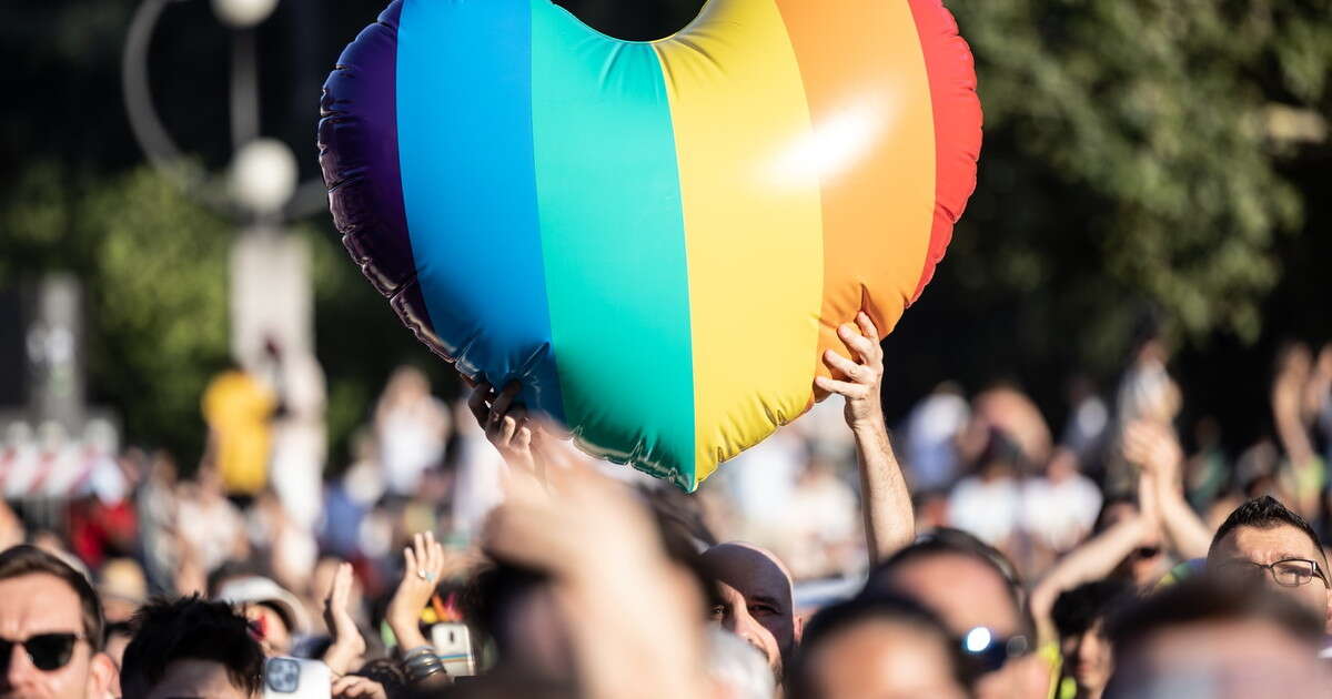 Milano, il paladino dei bagni trans ha l'insulto facile