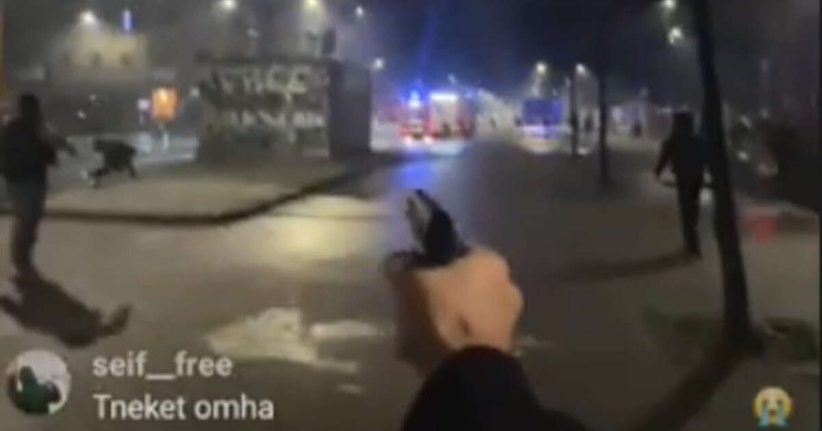 La pistola puntata contro la polizia, il video sconvolgente del Capodanno a Milano | Guarda