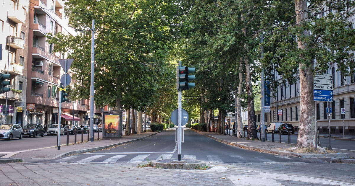 Schianto tra auto, 25enne schiacciato contro un palo: agghiacciante a Milano