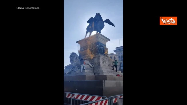 Milano, gli ambientalisti colpiscono ancora: imbrattato un altro monumento