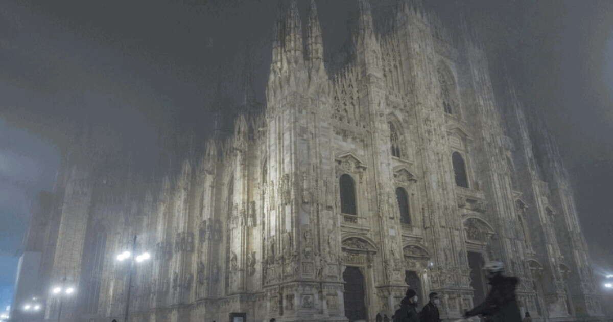 Nebbia a Milano, la schighera copre tutto per svelare l'essenziale