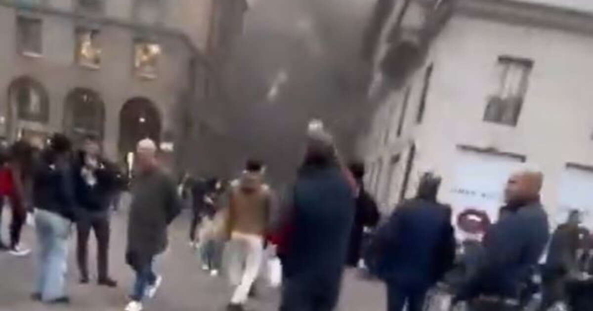 Fumo e fiamme nel cuore di Milano: attimi di panico in Duomo, cosa sta succedendo | Video