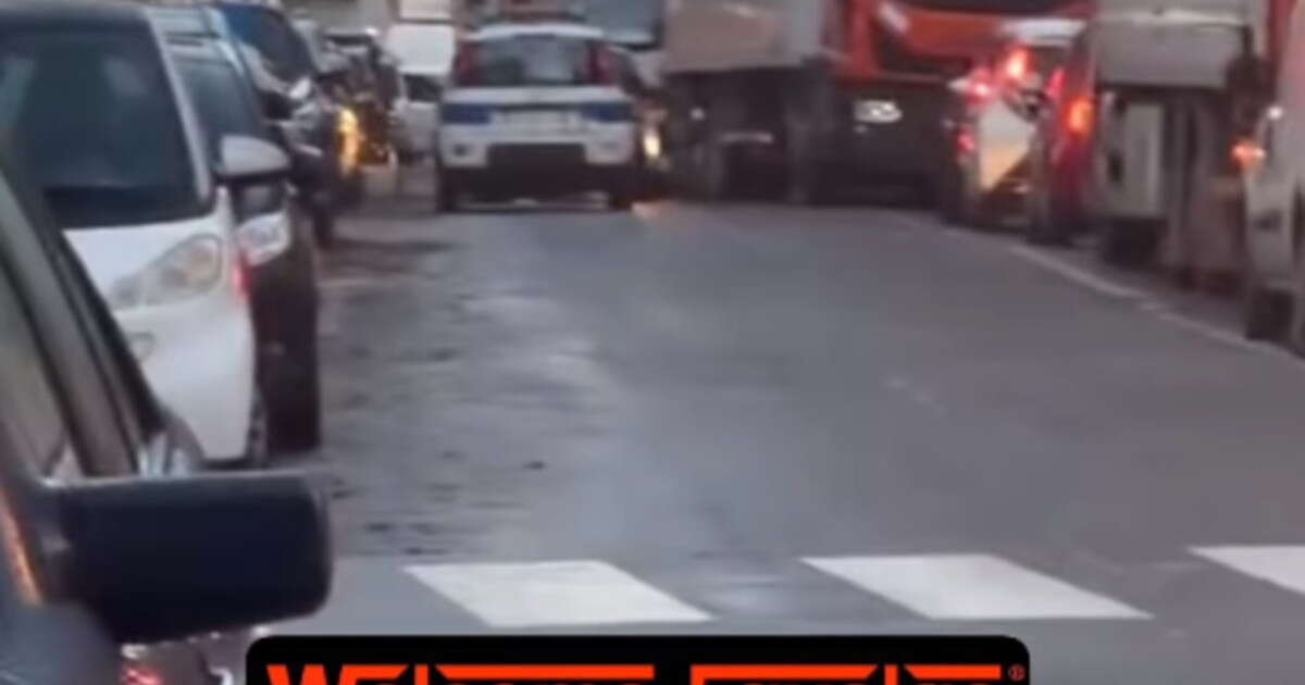 Ecco come è parcheggiata l'auto dei vigili: Roma allo sbando, il video lascia senza parole | Guarda