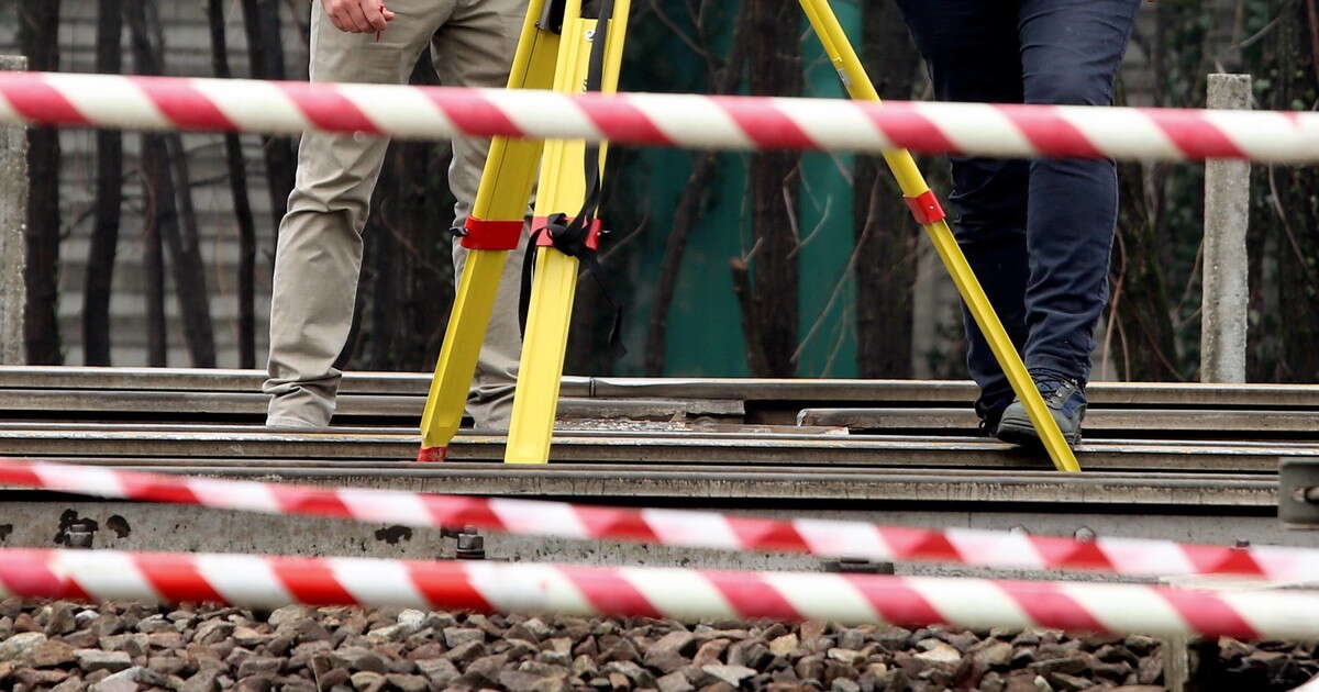 Il macchinista a fine turno cammina lungo i binari: investito e ucciso da un treno merci, choc a Rubiera. Salvini: 