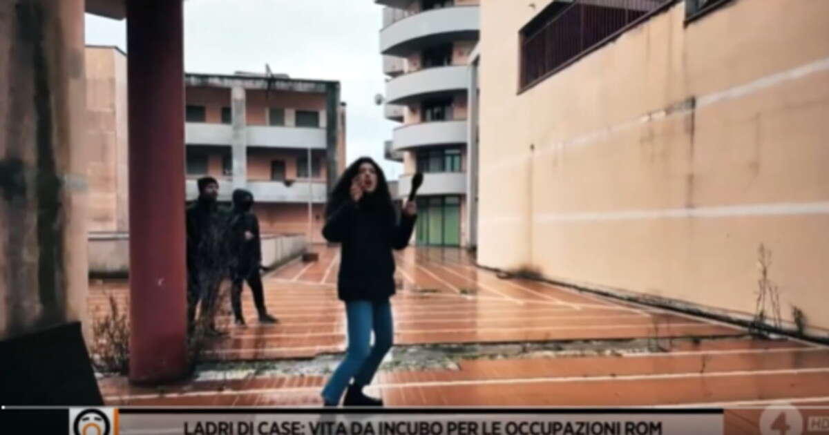 I rom abusivi aggrediscono la giornalista poi chiamano i carabinieri: sconcerto su Rete 4 | Video