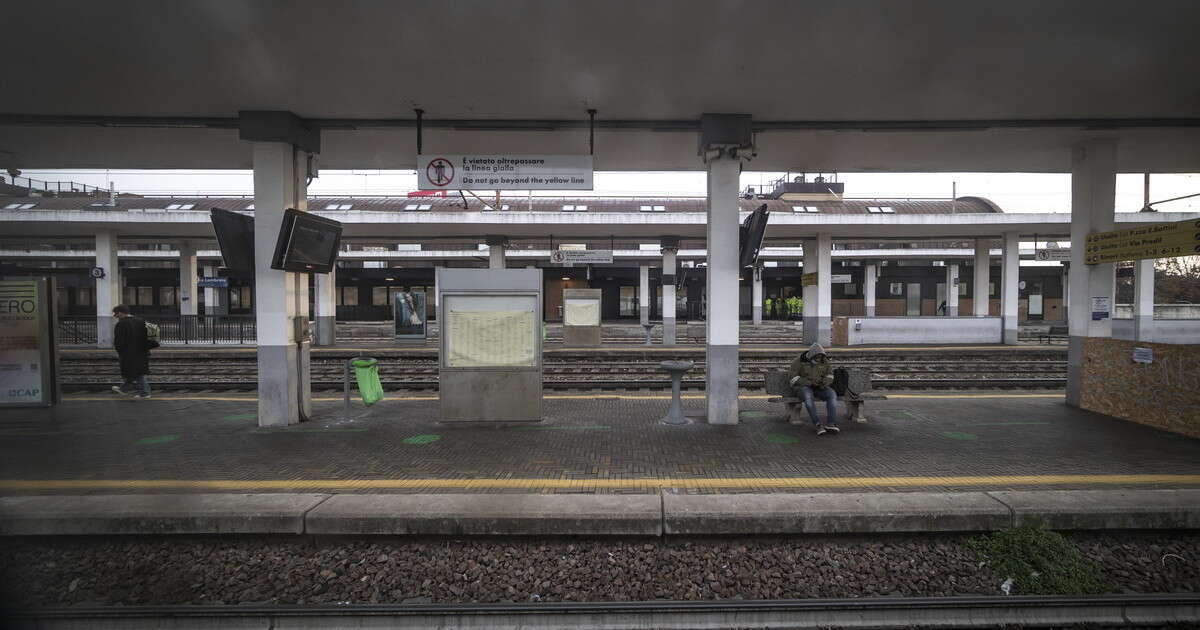 Tira pietre in stazione, il marocchino irregolare semina il panico a Milano: poliziotto accoltellato, è grave